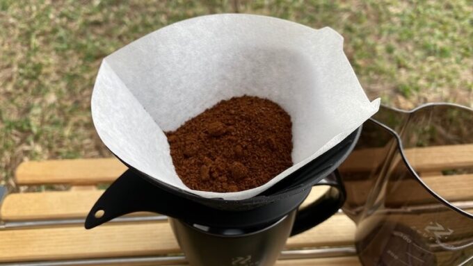 V60フラットドリッパーに挽いたコーヒー粉を入れる