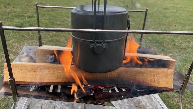 焚き火で戦闘飯盒2型で調理