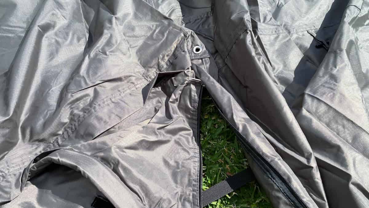 耐久撥水スクエアシェルター 後ろ側のファスナーを開く