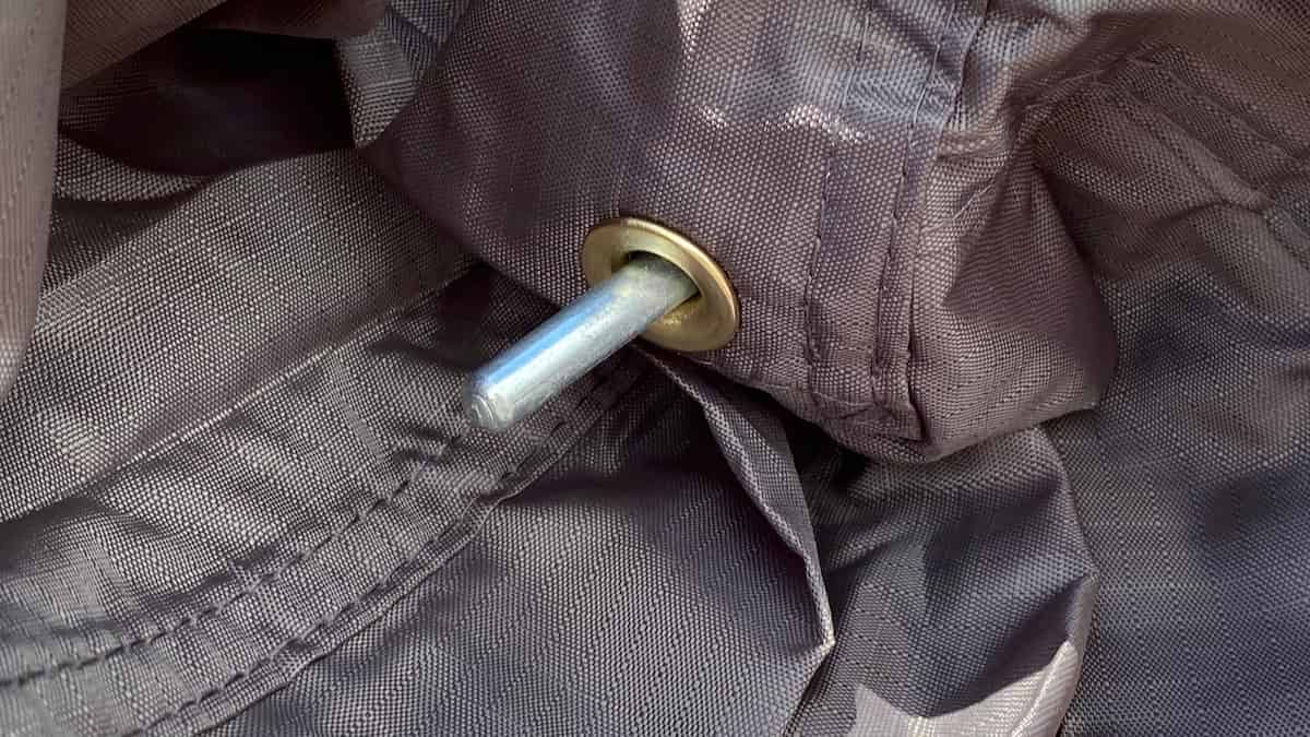耐久撥水スクエアシェルター 金色のハトメにポール先を通す