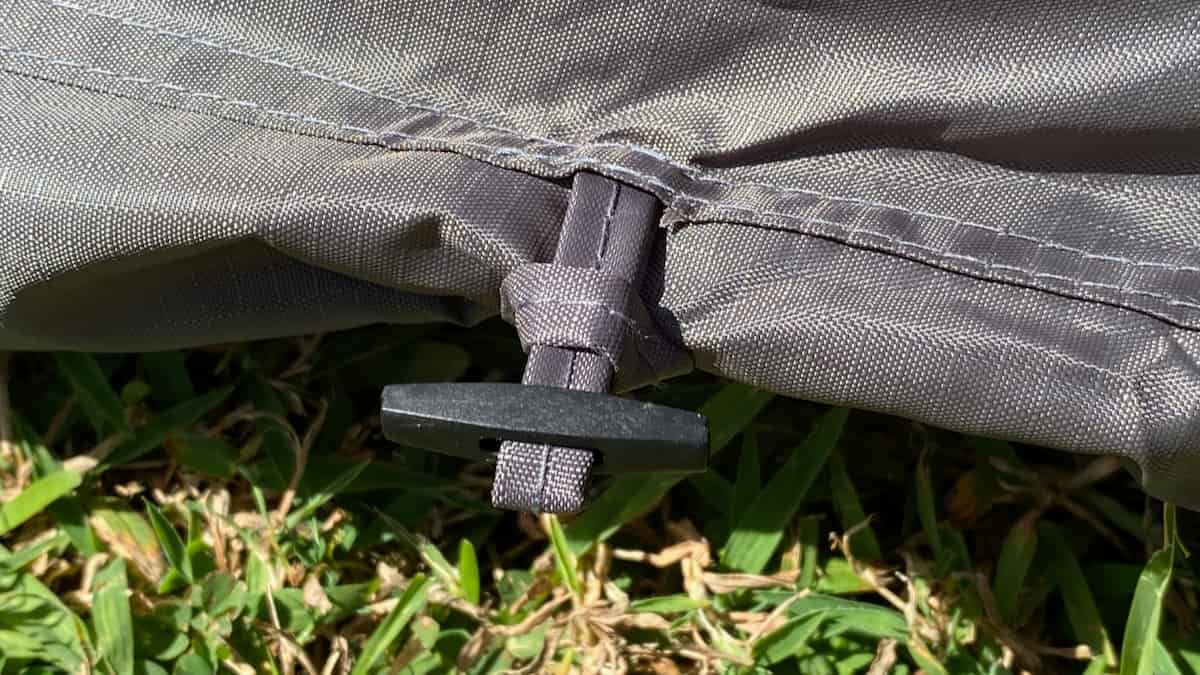 耐久撥水スクエアシェルター スカートを巻き上げる