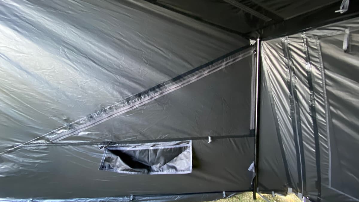 モントープ 遮光性の高いテント内2